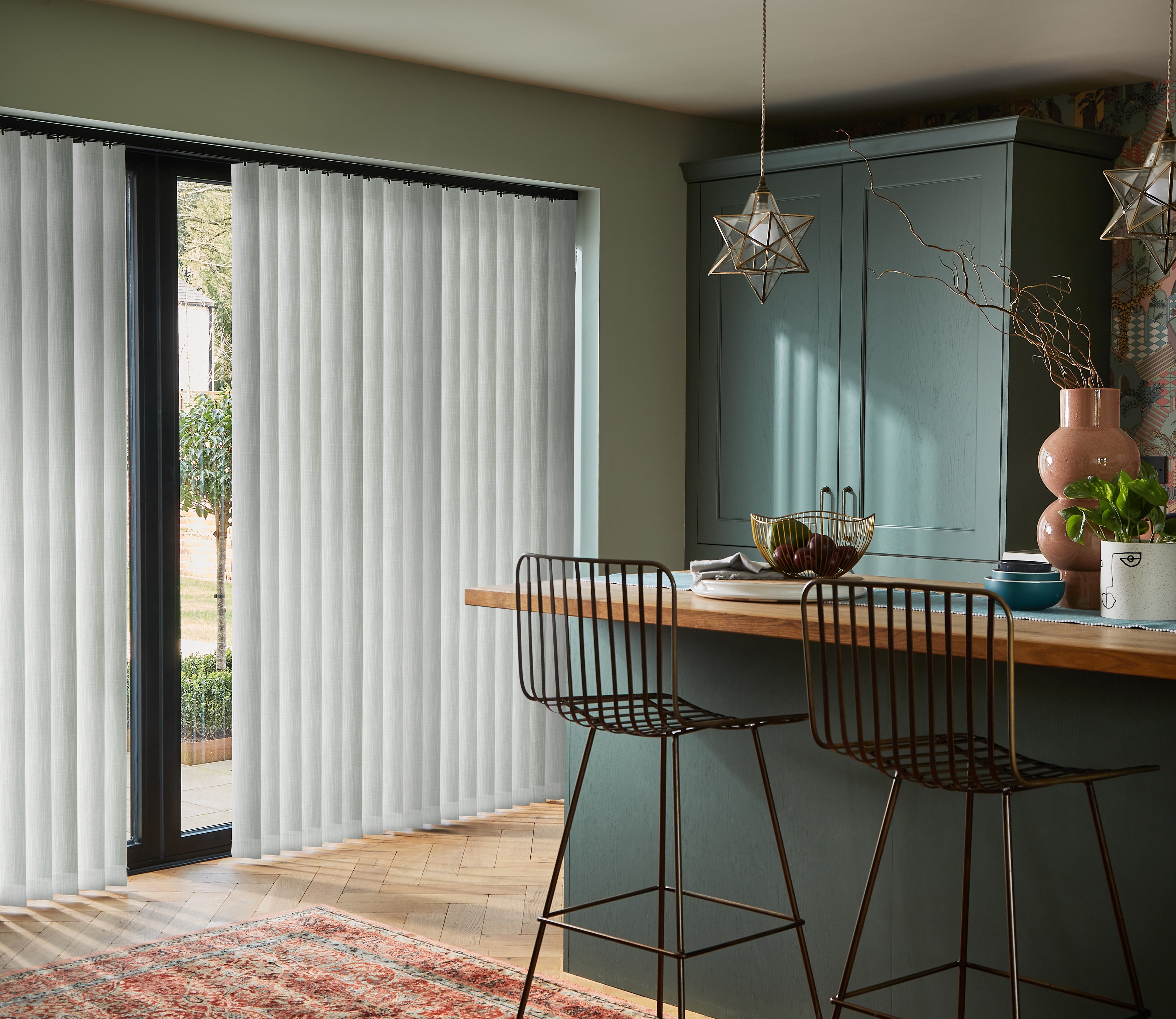 ARENA-2024-SHANTUNG WHITE-VERTICAL BLINDS-KITCHEN-01.jpg