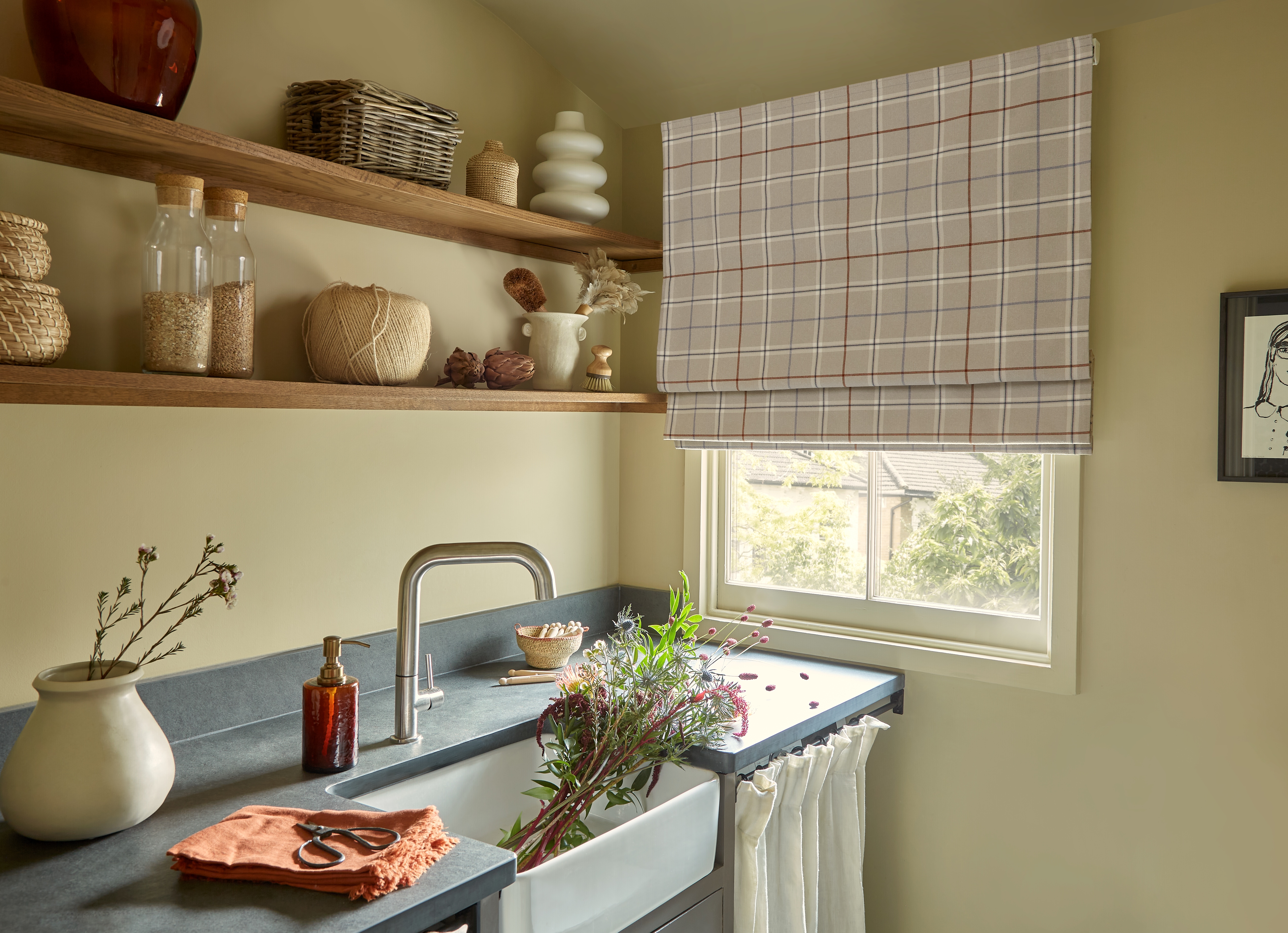 ARENA-24-ROMAN-BLIND-ROXANNE-GREY-LANDSCAPE-01.jpg
